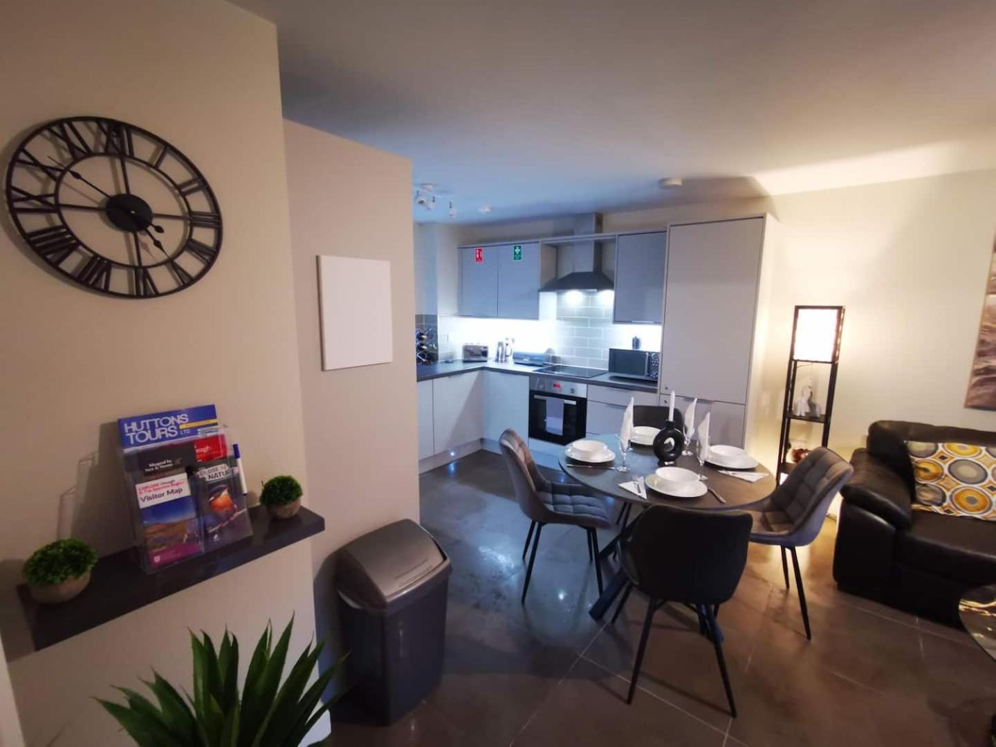 Belfast Central 2 Bedroom Luxurious Modern Stay Exterior photo